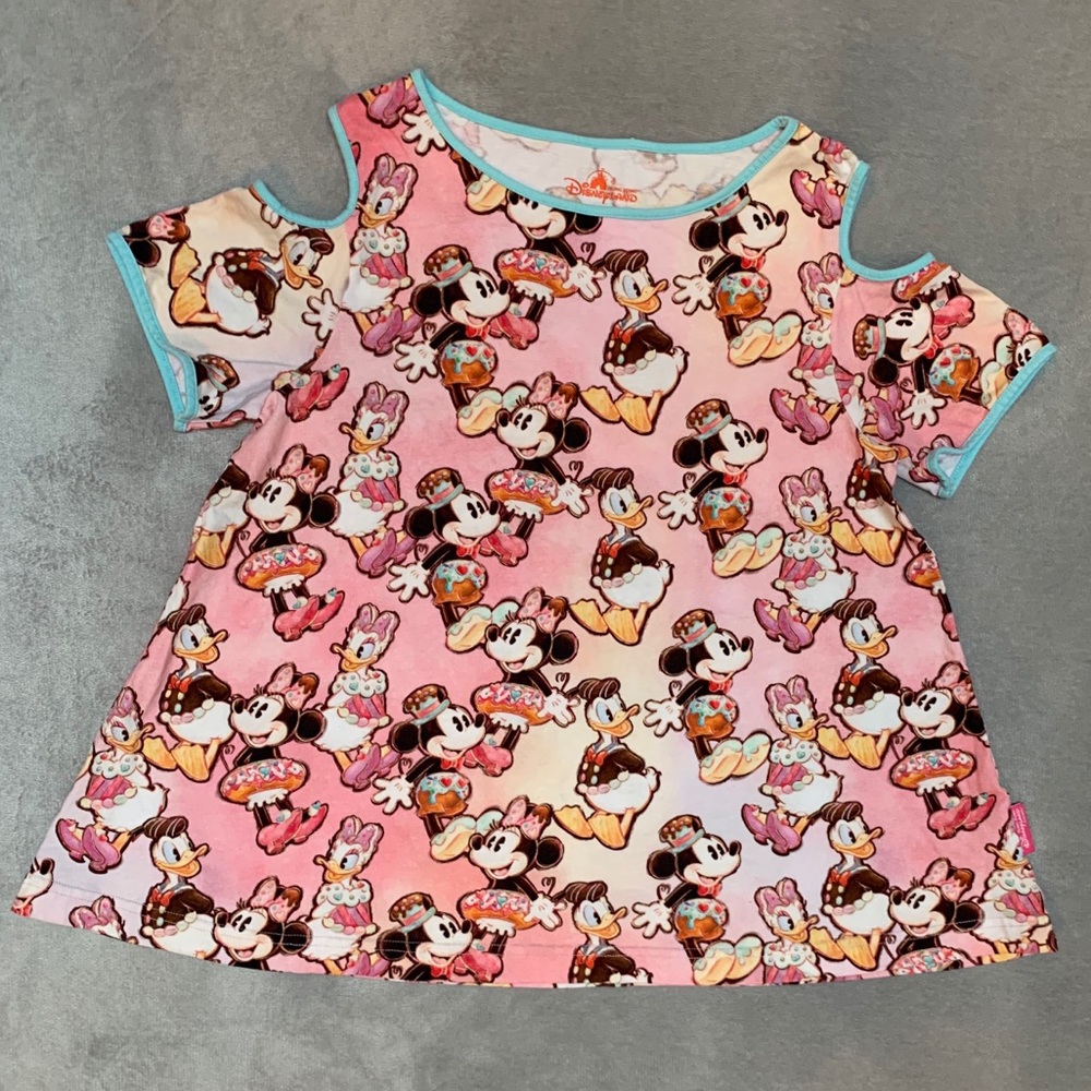 2/$20 🌞 DISNEY Hong Kong T-shirt